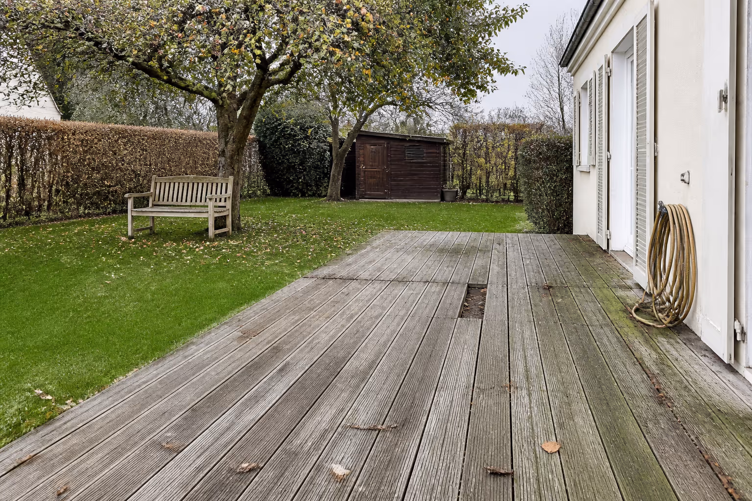 Vorher: Holzterrasse Sibirische Lärche, Reihenhausgarten Pankow