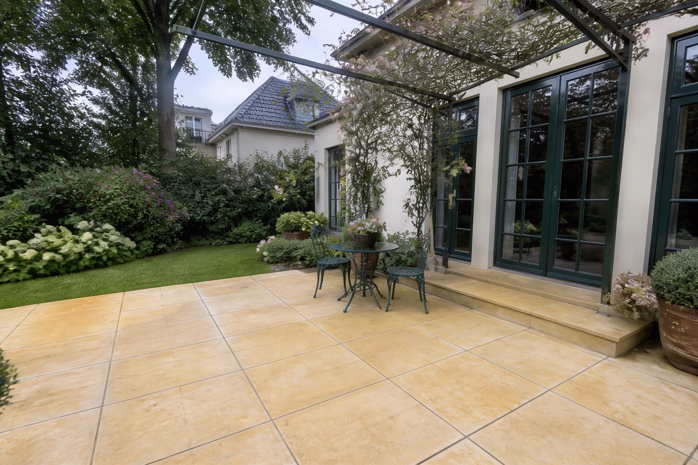 Frisch gereinigte und imprägnierte Travertin-Terrasse hinter einer Zehlendorfer Stadtvilla