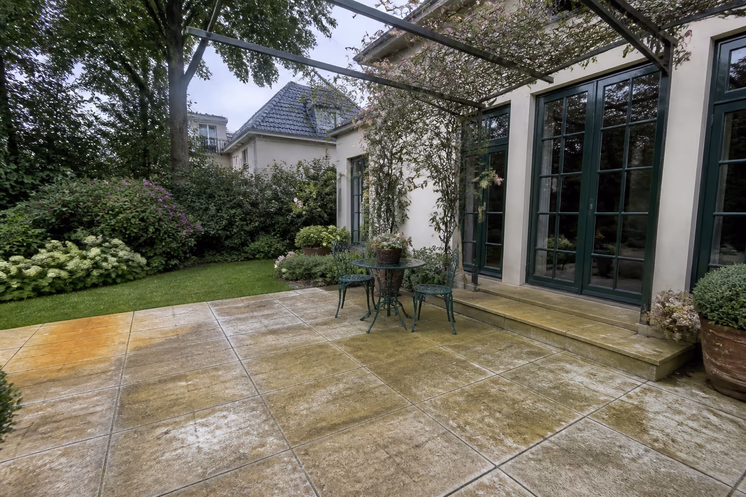 Vorher: Travertin-Terrasse aufgefrischt, Villengarten Zehlendorf