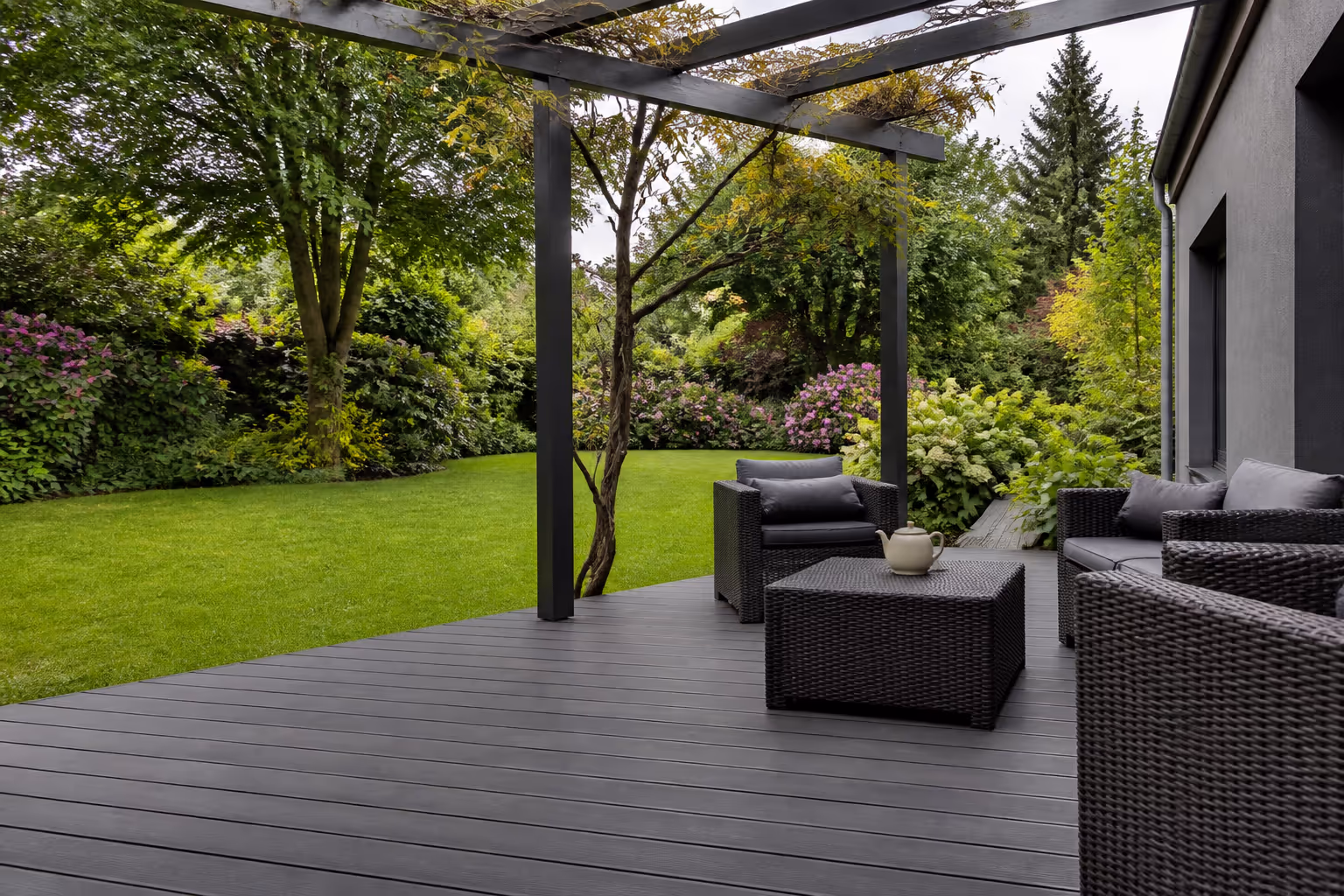 Fertige WPC-Terrasse hinter einer modernen Doppelhaushälfte in Berlin-Mahlsdorf